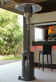 Parasol chauffant d'une terrasse de bar